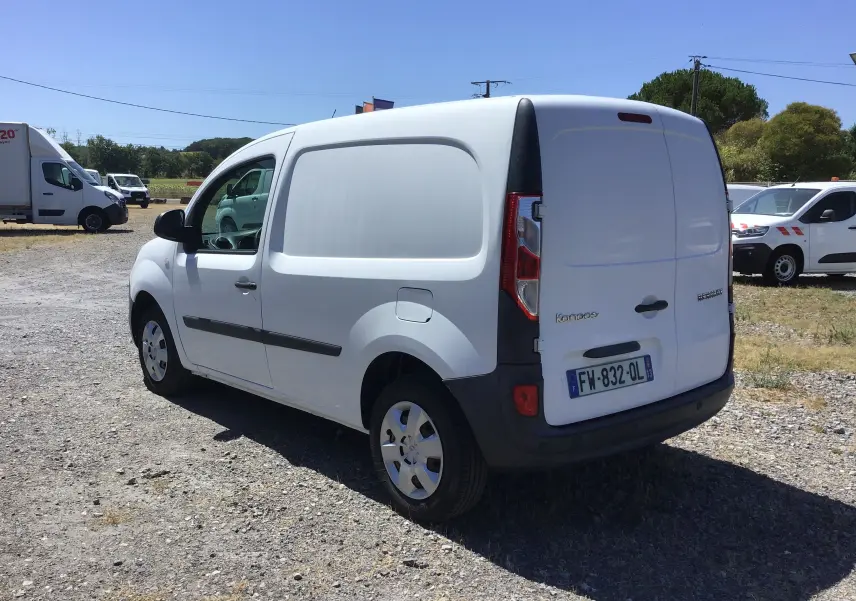 Vue 3/4 arrière droite d’un utilitaire Renault Kangoo blanc, avec portes arrière pleines et jantes tôles.