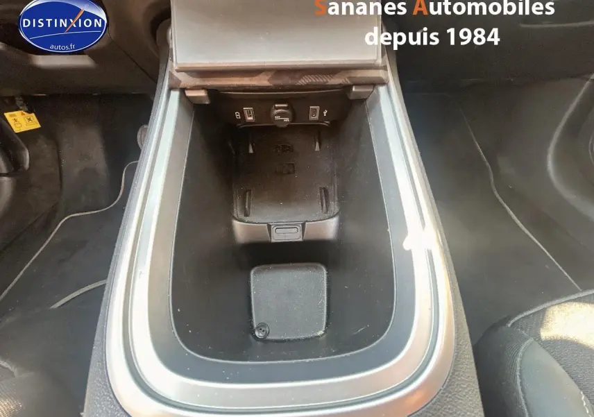 Vue rapprochée de la console centrale du Jeep Avenger 2025, montrant le compartiment de rangement et prises USB.