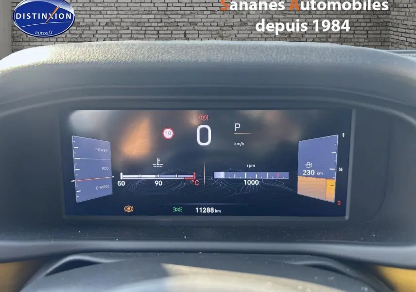 Combiné d'instrumentation numérique du Jeep Avenger 2025 affichant vitesse, autonomie et température moteur.