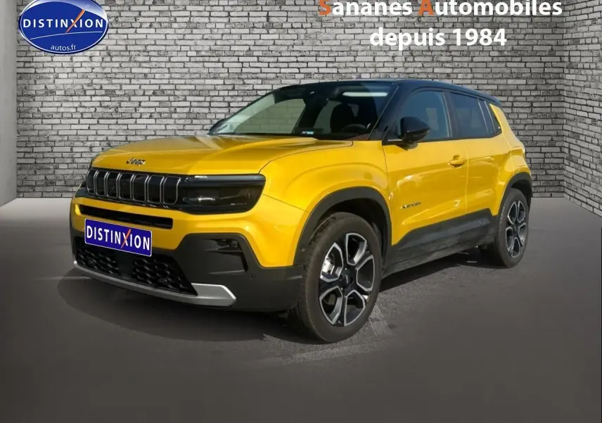 Jeep Avenger jaune foncé vue 3/4 avant droit, avec calandre gloss black et toit noir contrasté.