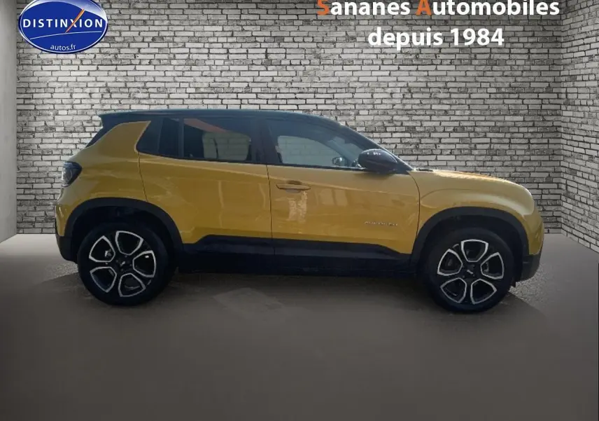 Profil droit d'un Jeep Avenger jaune foncé avec toit noir, roues alliage et détails noirs contrastants.
