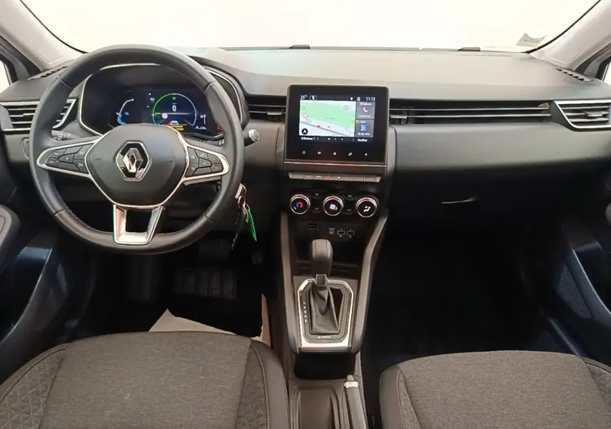 Vue intérieure avant centrée sur le tableau de bord et volant cuir noir de la Renault Clio Business E-TECH 140 hybride.