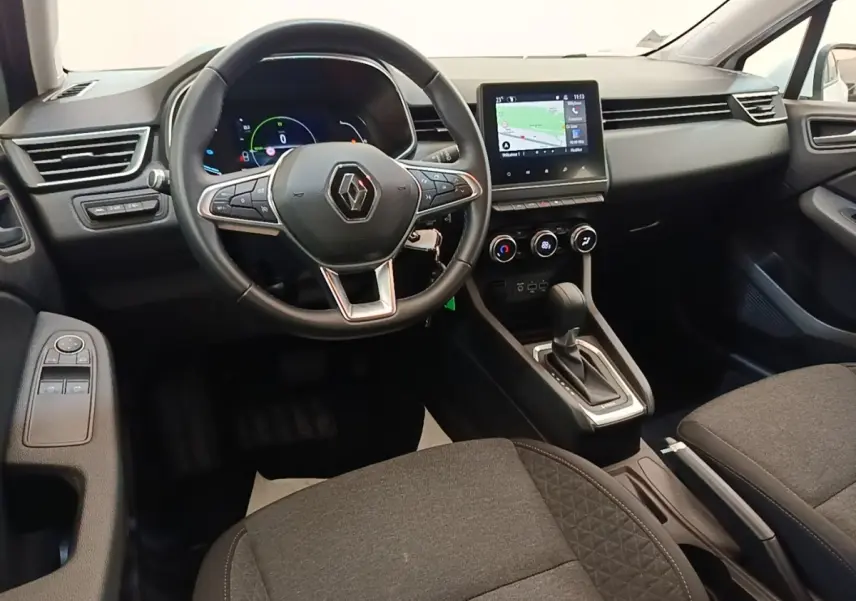Vue intérieure avant de la Renault Clio Business E-TECH 140 2021, volant cuir multifonctions et écran tactile central.