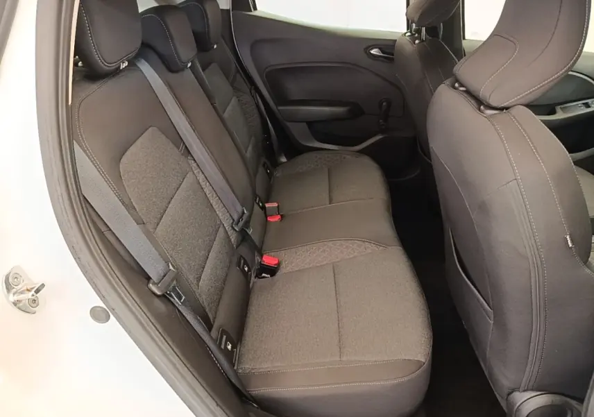 Vue intérieure côté gauche des sièges arrière en tissu gris foncé de la Renault Clio Business E-TECH 140 blanche.