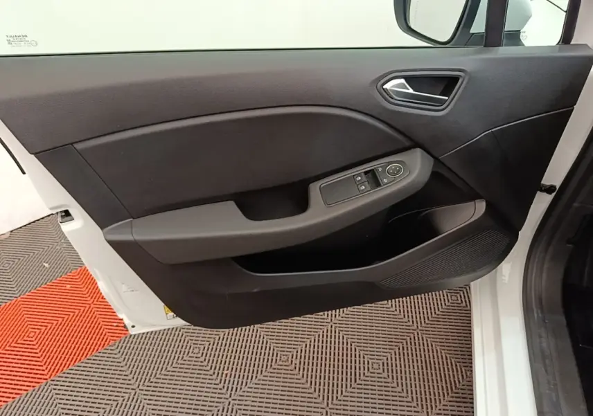 Vue intérieure de la porte avant gauche noire d'une Renault Clio Business E-TECH blanche, avec commandes électriques.