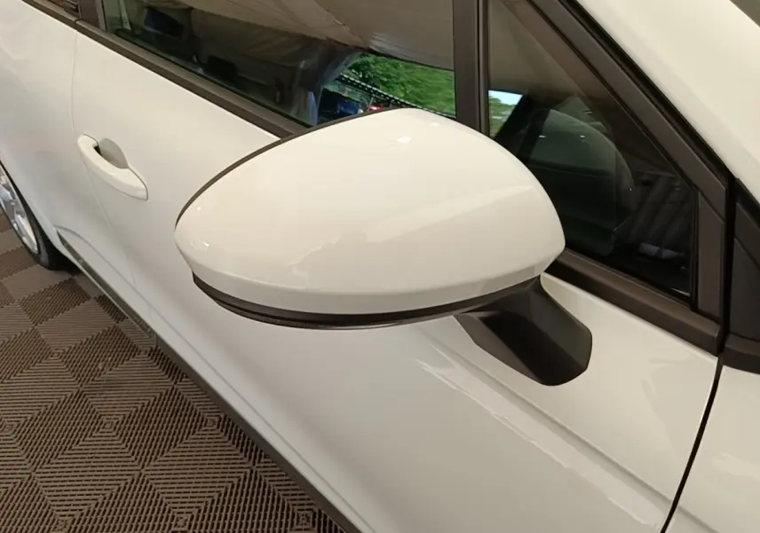 Rétroviseur droit blanc de Renault Clio Business E-TECH 140 2021, vue rapprochée côté conducteur.