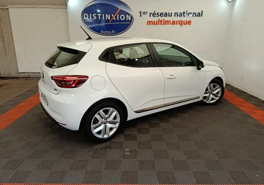 Renault Clio Business E-TECH 140 blanc vue 3/4 arrière droit, avec jantes alliage et logo Distinxion en arrière-plan.
