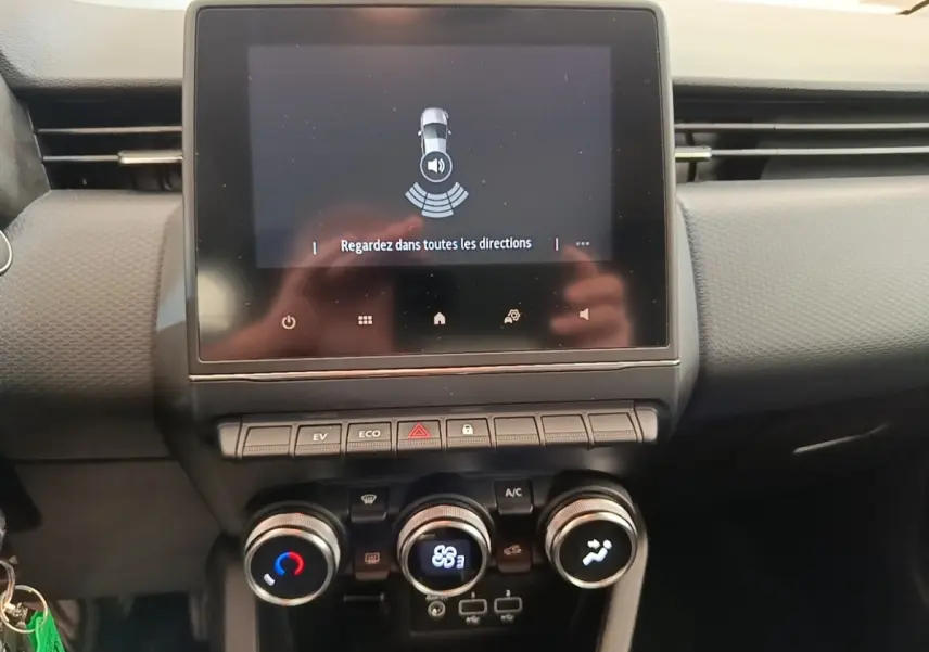 Vue rapprochée du tableau de bord de la Renault Clio Business E-TECH 140 avec écran tactile et commandes de climatisation.