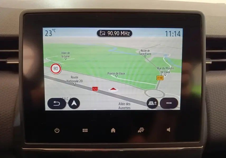 Écran tactile central de navigation 7 pouces dans une Renault Clio Business E-TECH blanche, vue intérieure frontale.