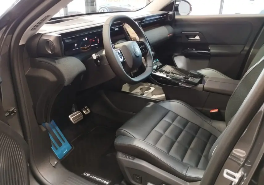 Intérieur avant droit du Citroën C5 Aircross gris platine, siège cuir noir matelassé et tableau de bord moderne.
