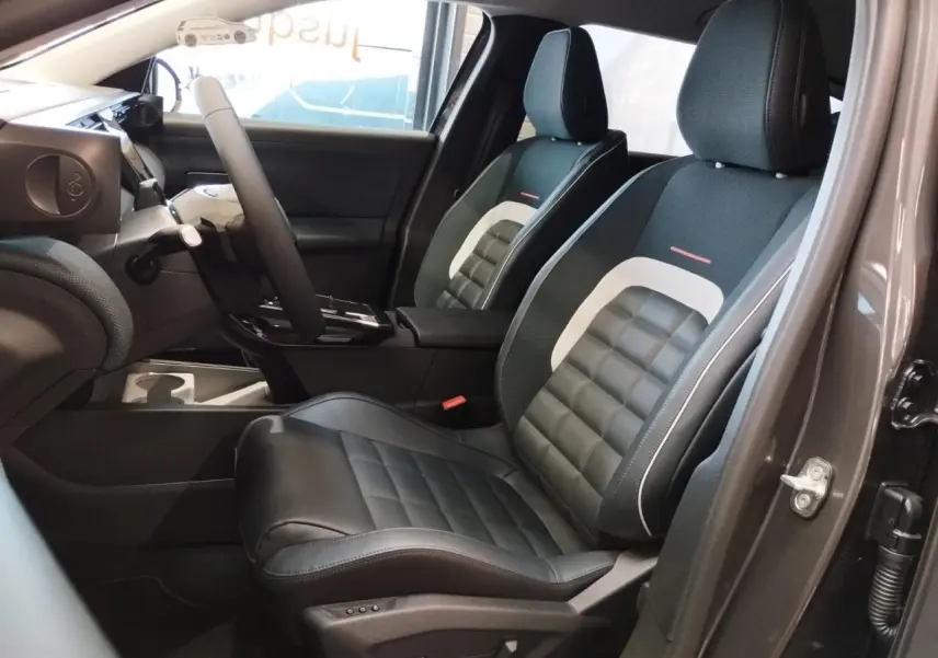 Vue intérieure côté conducteur du Citroën C5 Aircross gris platine, sièges avant en cuir et textile bleu avec surpiqûres blanches.