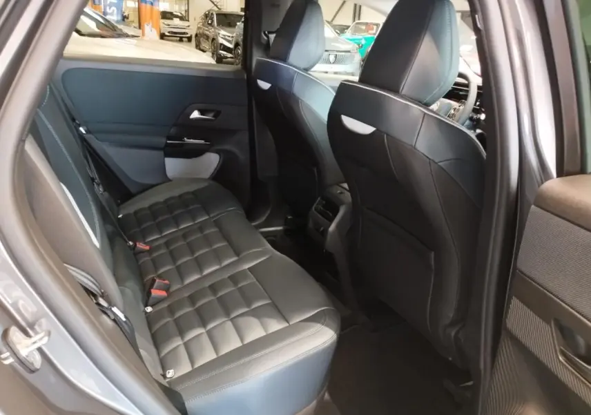 Vue intérieure arrière côté gauche du Citroën C5 Aircross gris platine, sièges en cuir noir matelassé et finitions modernes.
