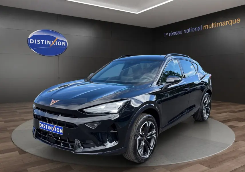 Vue 3/4 avant d’un CUPRA Formentor noir brillant avec jantes alliage distinctives, dans un showroom moderne.