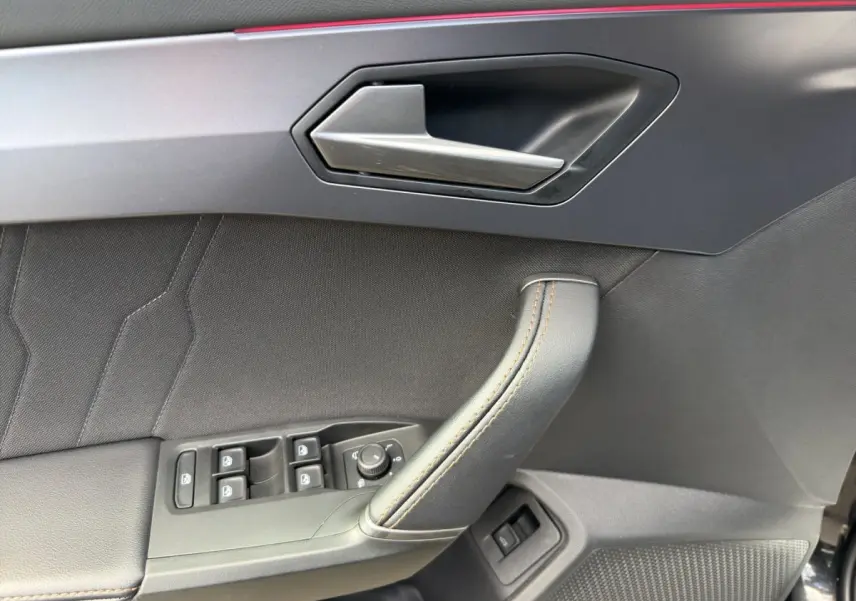 Vue rapprochée de la porte avant gauche de la CUPRA Formentor 2025 avec garniture noire et surpiqûres contrastantes.