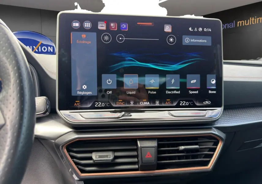 Vue intérieure centrée sur l'écran tactile multimédia du tableau de bord du CUPRA Formentor 2025 avec détails d'éclairage.