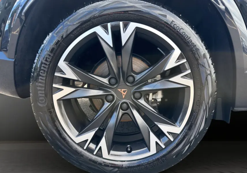 Gros plan sur la roue avant droite du CUPRA Formentor avec jante en alliage noir et argent et logo CUPRA central.