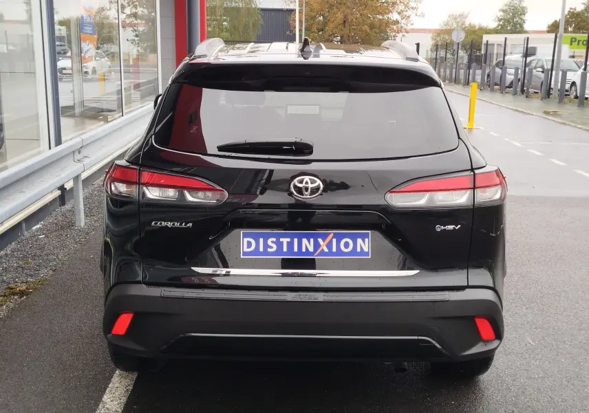 Vue arrière d'un Toyota Corolla Cross Hybrid 140 Luxury Limited noir Attitude, avec feux LED et logo hybride visible.