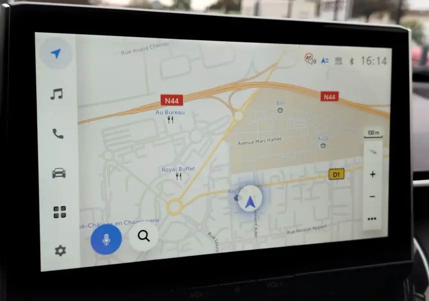 Écran tactile de navigation du Toyota Corolla Cross Hybrid 140 Luxury Limited 2025, affichant une carte routière détaillée.