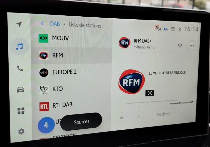 Écran tactile intérieur de la Toyota Corolla Cross Hybrid 140 Luxury Limited 2025, affichant la liste des stations radio DAB.