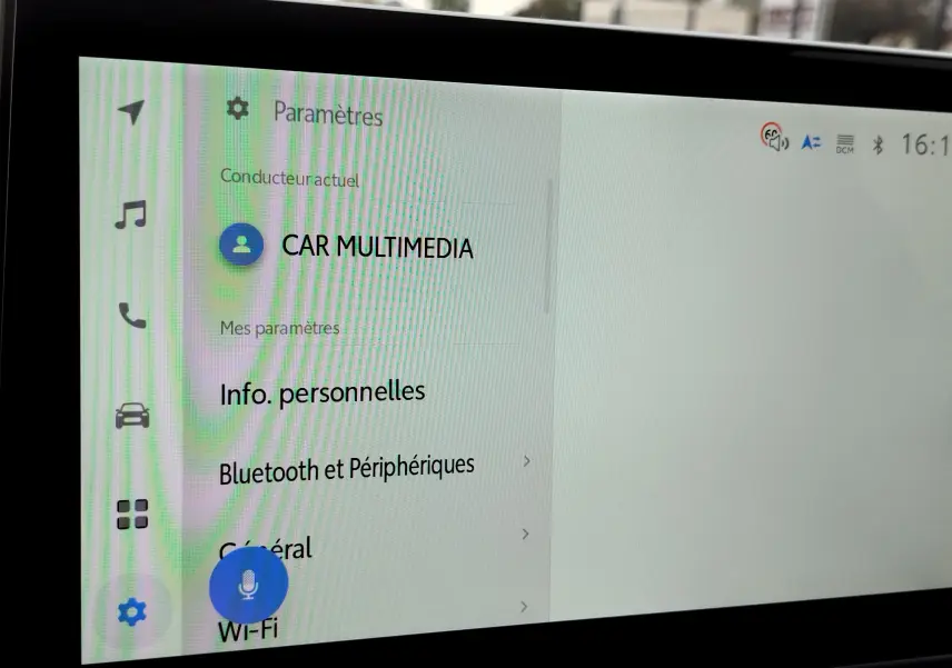 Écran tactile du système multimédia du Toyota Corolla Cross Hybrid 140 Luxury Limited, affichant les paramètres connectés.