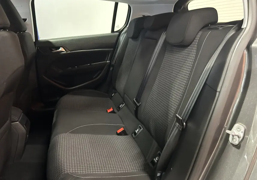 Vue intérieure côté droit des sièges arrière en tissu gris foncé de la Peugeot 308 Active Pack 2021, porte ouverte.