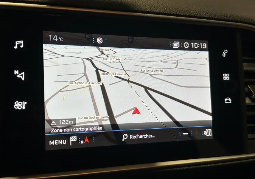 Écran tactile du GPS de la Peugeot 308 Active Pack 2021 affichant une carte en mode navigation.