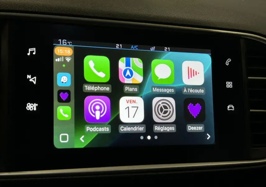 Écran tactile central du tableau de bord de la Peugeot 308 Active Pack gris, affichant les applications connectées.