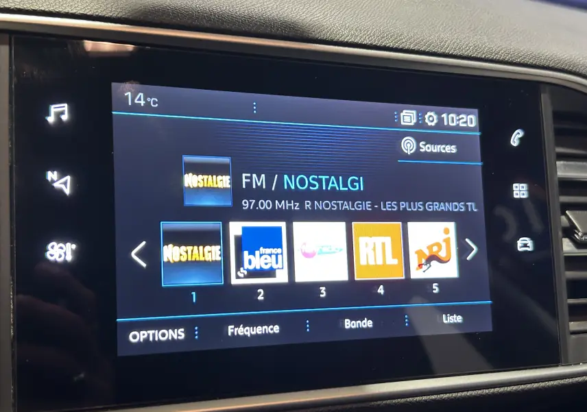 Écran tactile central de la Peugeot 308 gris, version Active Pack 2021, affichant les stations radio FM avec interface moderne.