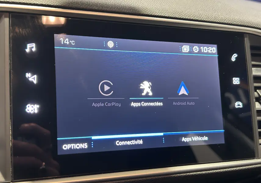 Écran tactile central de la Peugeot 308 Active Pack 2021 affichant Apple CarPlay et Android Auto, intérieur noir.