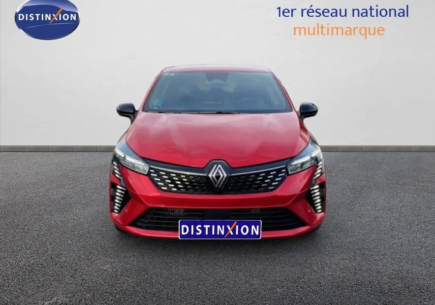 Vue frontale d'une Renault Clio 2025 rouge désir métal avec calandre noire et feux LED distinctifs.