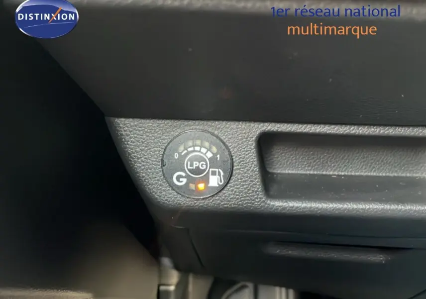 Gros plan sur le tableau de bord de la Renault Clio 2025, affichant le témoin de carburant GPL allumé.