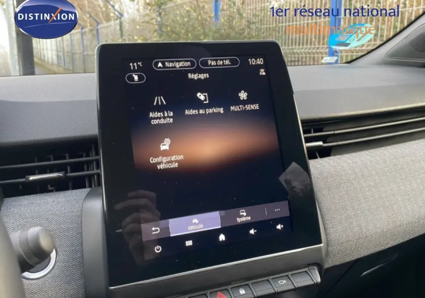 Écran tactile central de la Renault Clio 2025, version TECHNO, affichant les réglages d’aide à la conduite, intérieur gris clair.