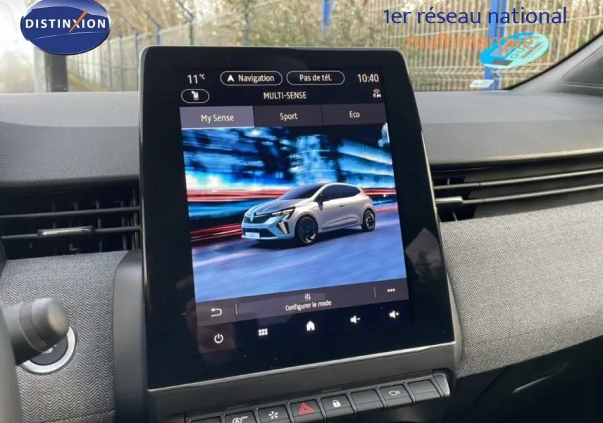 Écran central affichant une Renault Clio blanche en vue latérale droite dans l’interface multimédia du véhicule.