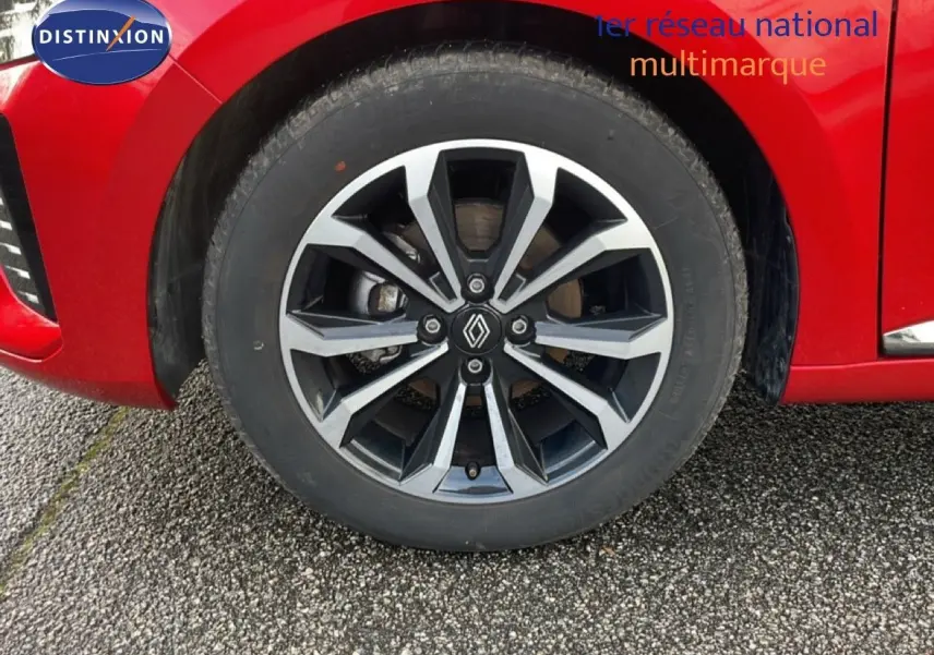 Gros plan sur la roue avant droite de la Renault Clio rouge Désir Métal 2025 avec jante alliage noire et argent.