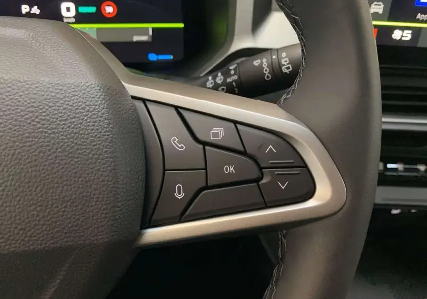 Gros plan sur les commandes multifonctions à droite du volant cuir du Dacia Bigster Hybrid 155 Journey Plus.