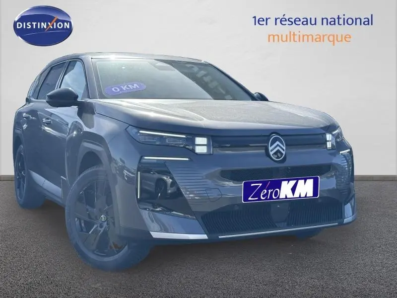 Citroën C5 Aircross hybride bleu foncé en 3/4 avant avec calandre distinctive et jantes noires.