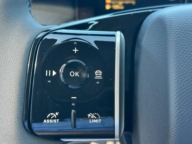 Gros plan sur les commandes noires du volant côté gauche du Citroën C5 Aircross 2026 hybride.