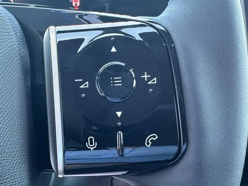 Gros plan sur les commandes noires du volant multifonction du Citroën C5 Aircross hybride 2026.