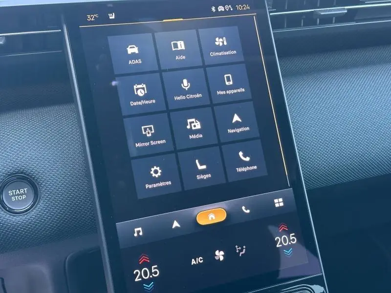 Vue rapprochée de l’écran tactile central du tableau de bord du Citroën C5 Aircross 2026 avec interface multimédia et commandes climatisation.