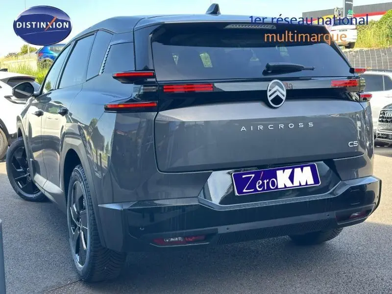 Vue 3/4 arrière droite d'un Citroën C5 Aircross gris foncé avec feux arrière LED horizontaux et jantes noires.