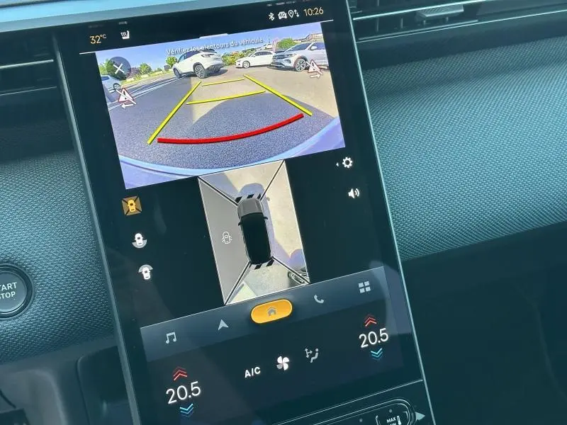 Écran tactile intérieur montrant la caméra de recul et la vue panoramique 360° du Citroën C5 Aircross hybride 2026.