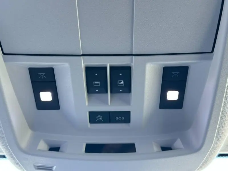 Détail du plafonnier gris clair avec commandes d'éclairage et boutons SOS du Citroën C5 Aircross 2026 hybride.