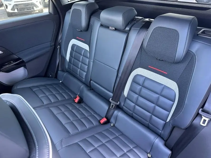 Vue intérieure des sièges arrière en cuir bleu avec surpiqûres et détails gris du Citroën C5 Aircross 2026.