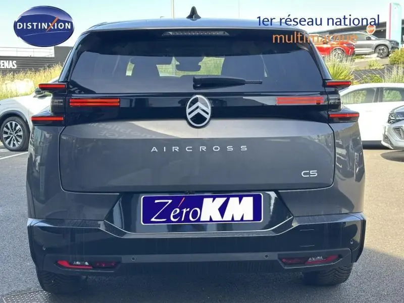Vue arrière d'un Citroën C5 Aircross gris avec feux arrière LED horizontaux et logo centré sur le hayon.
