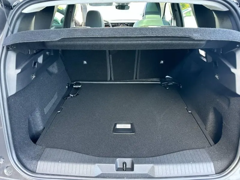 Vue arrière du coffre spacieux et noir du Citroën C5 Aircross 1.2 Hybride 145ch 2026 avec banquette rabattue.