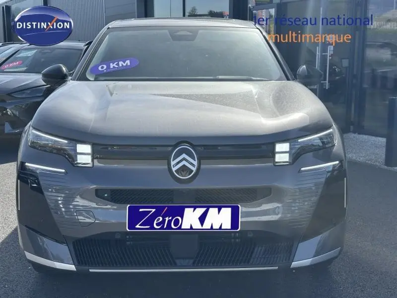 Vue frontale d'un Citroën C5 Aircross gris métallisé avec phares LED carrés et logo distinctif au centre de la calandre.