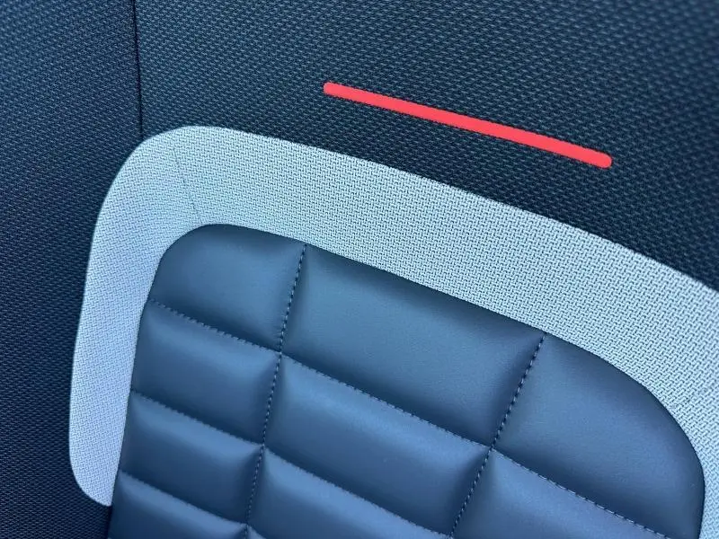 Détail du siège arrière bleu et noir avec surpiqûres et bande rouge du Citroën C5 Aircross 2026 hybride.