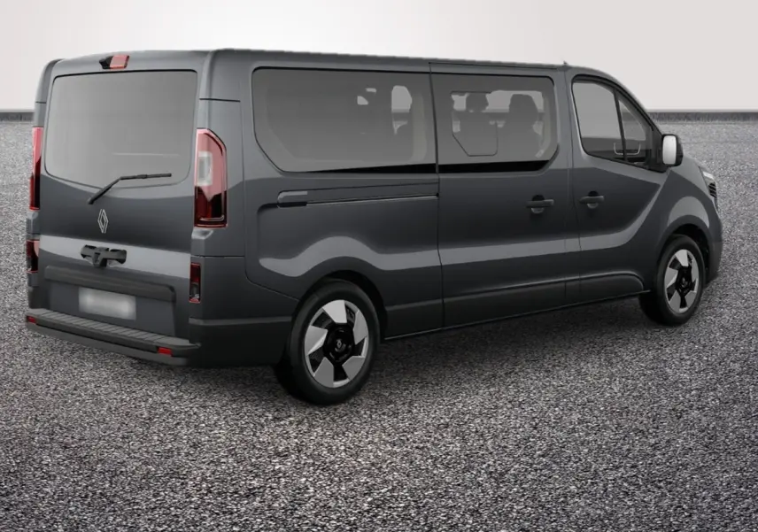 Renault Trafic Fourgon Grand Techno gris foncé, vue 3/4 arrière droit, vitres latérales teintées et jantes modernes.