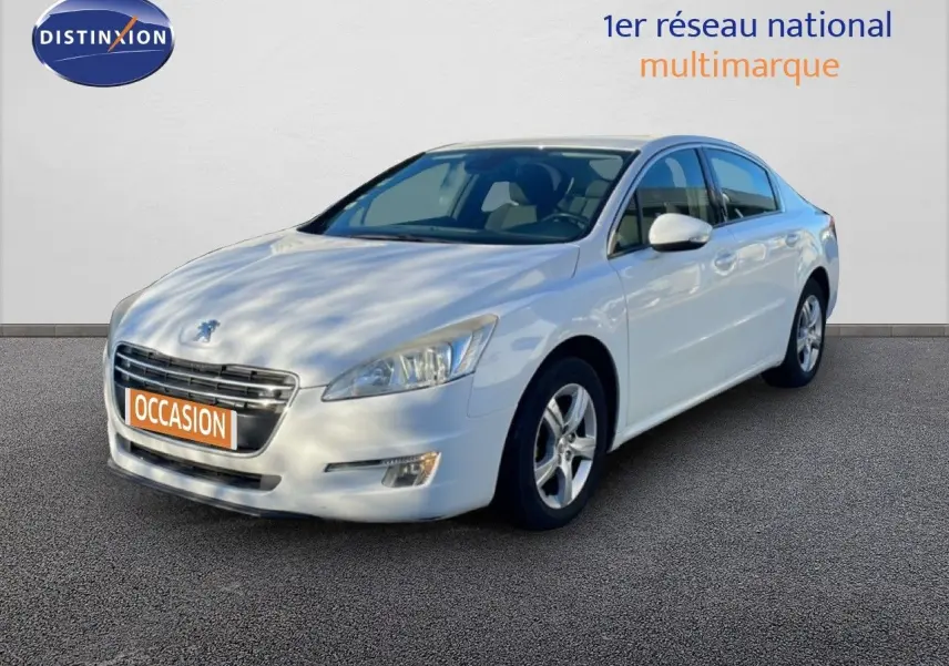 Peugeot 508 blanc en vue 3/4 avant droit, avec jantes alliage et plaque "OCCASION" visible sur un fond neutre.