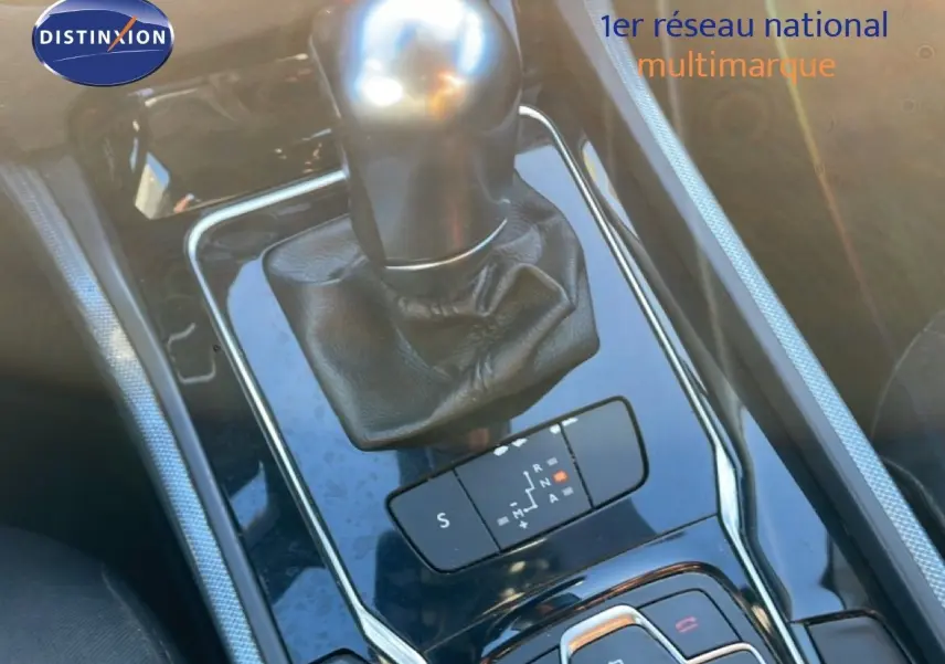 Le levier de vitesses automatique de la Peugeot 508 blanche en gros plan sur la console centrale.